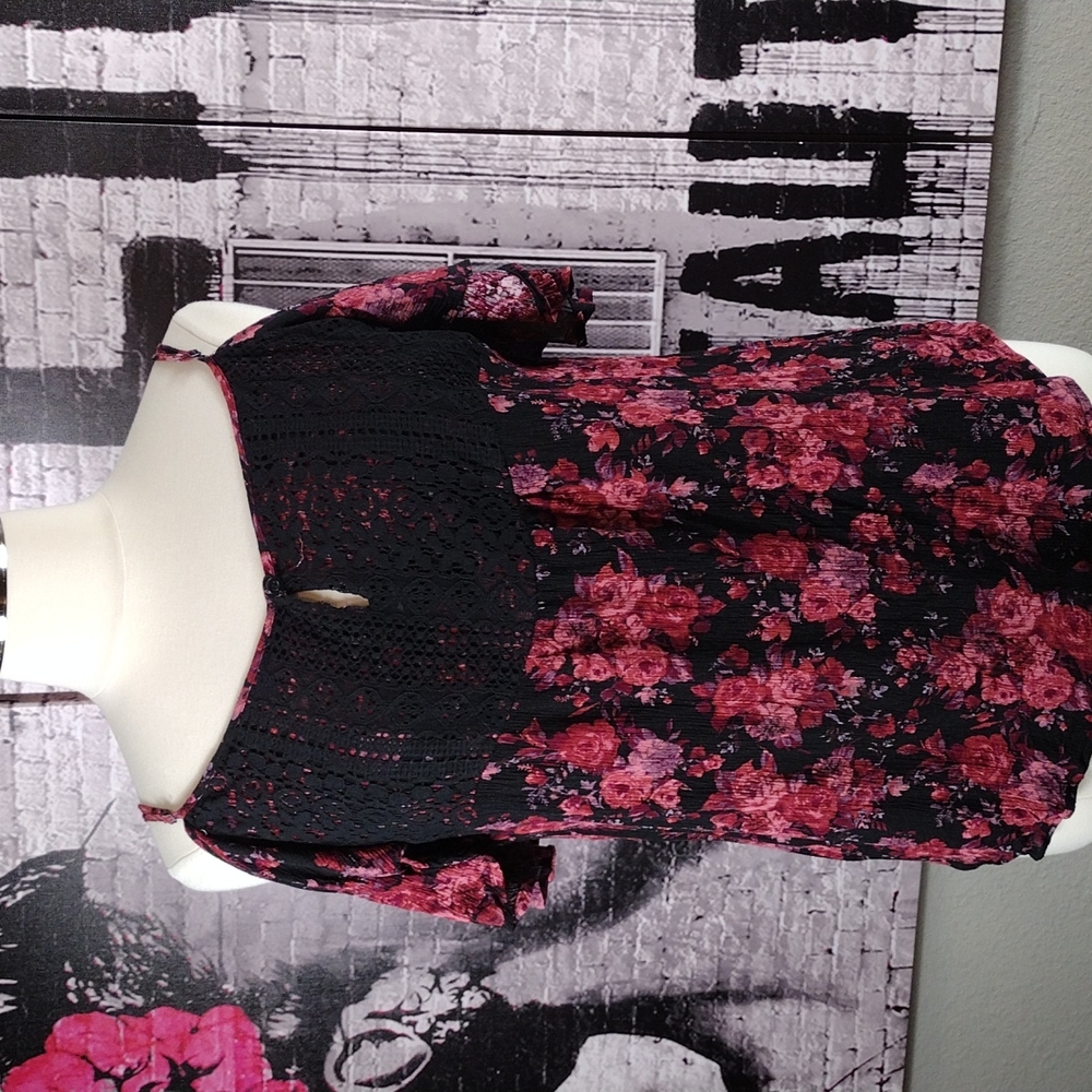 ❤️6 items for $30 sale!!❤️ Socialite Black Floral Cold Shoulder Blouse EUC